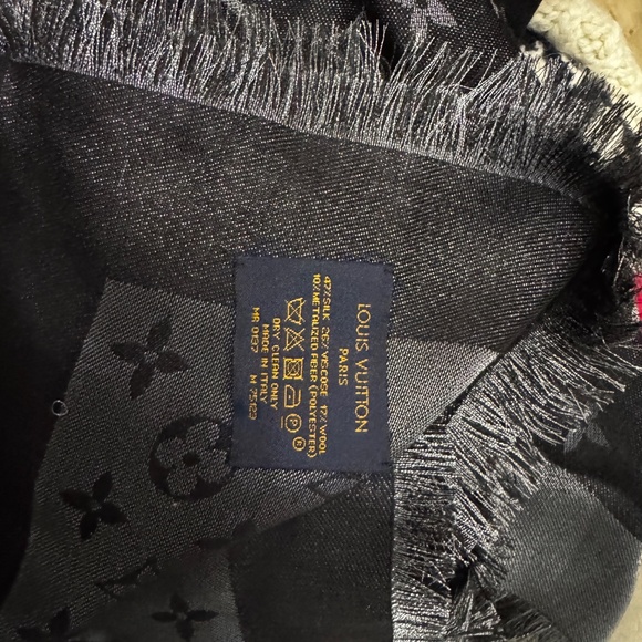 Louis Vuitton monogram shine shawl - Picture 6 of 8